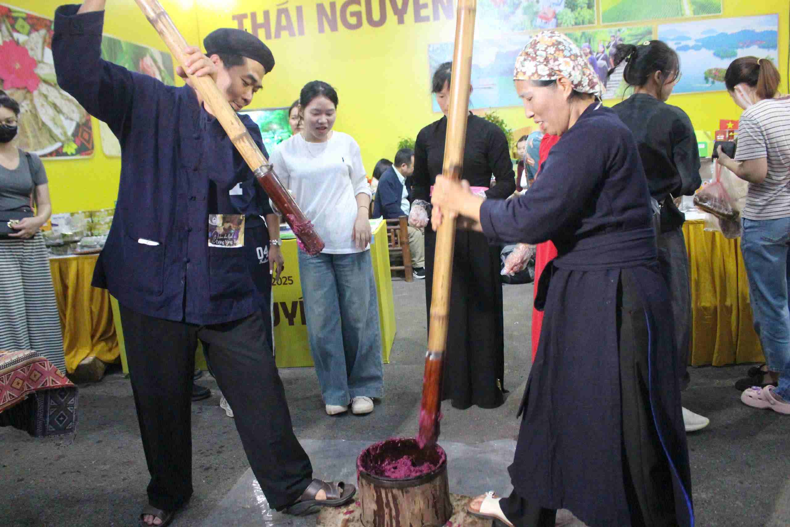 Nguoi dan va du khach xem gia banh day cua nguoi Tay o Thai Nguyen tai Hoi cho Mua thu 2025. Anh: Le Tuyen