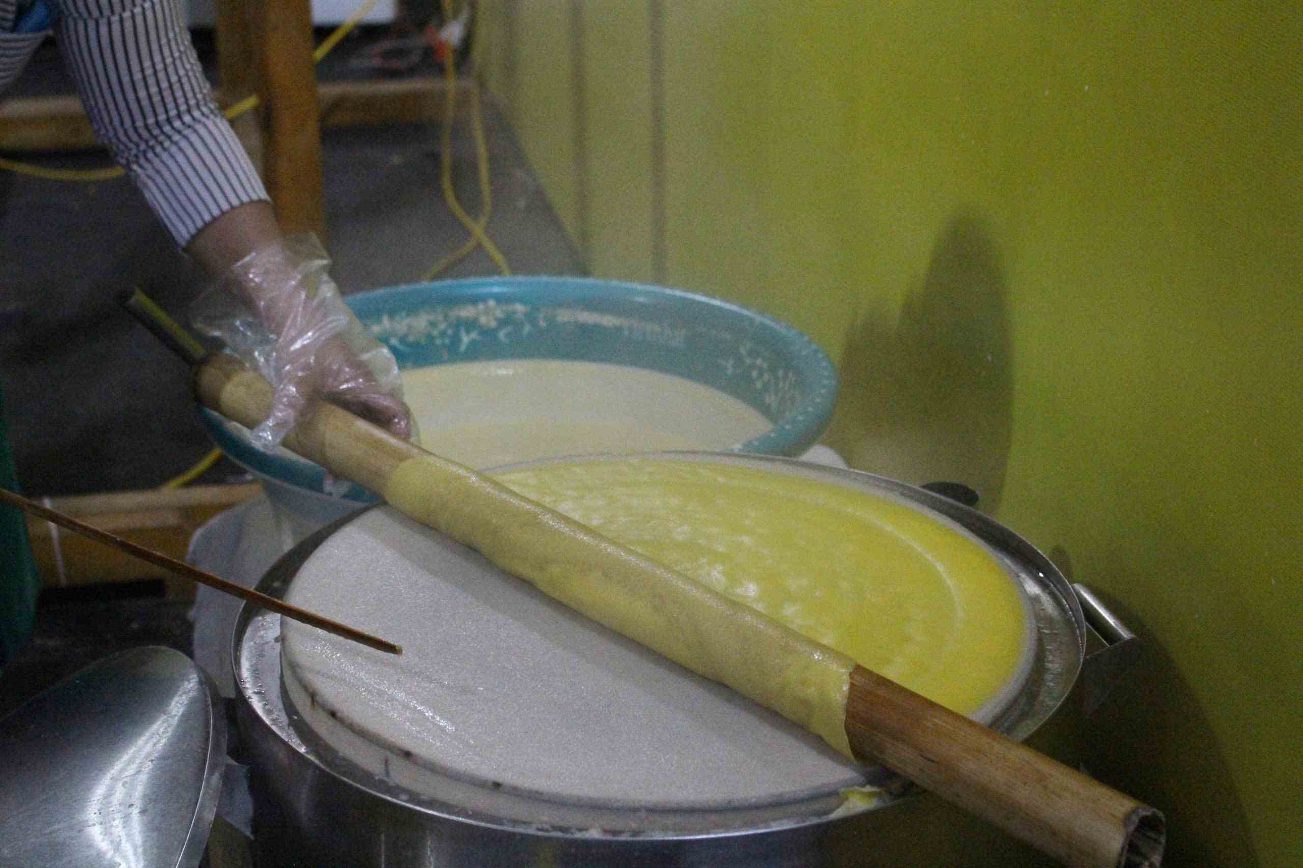 Banh pho ngo duoc trang tung me tai Hoi cho Mua thu 2025. Anh: Le Tuyen