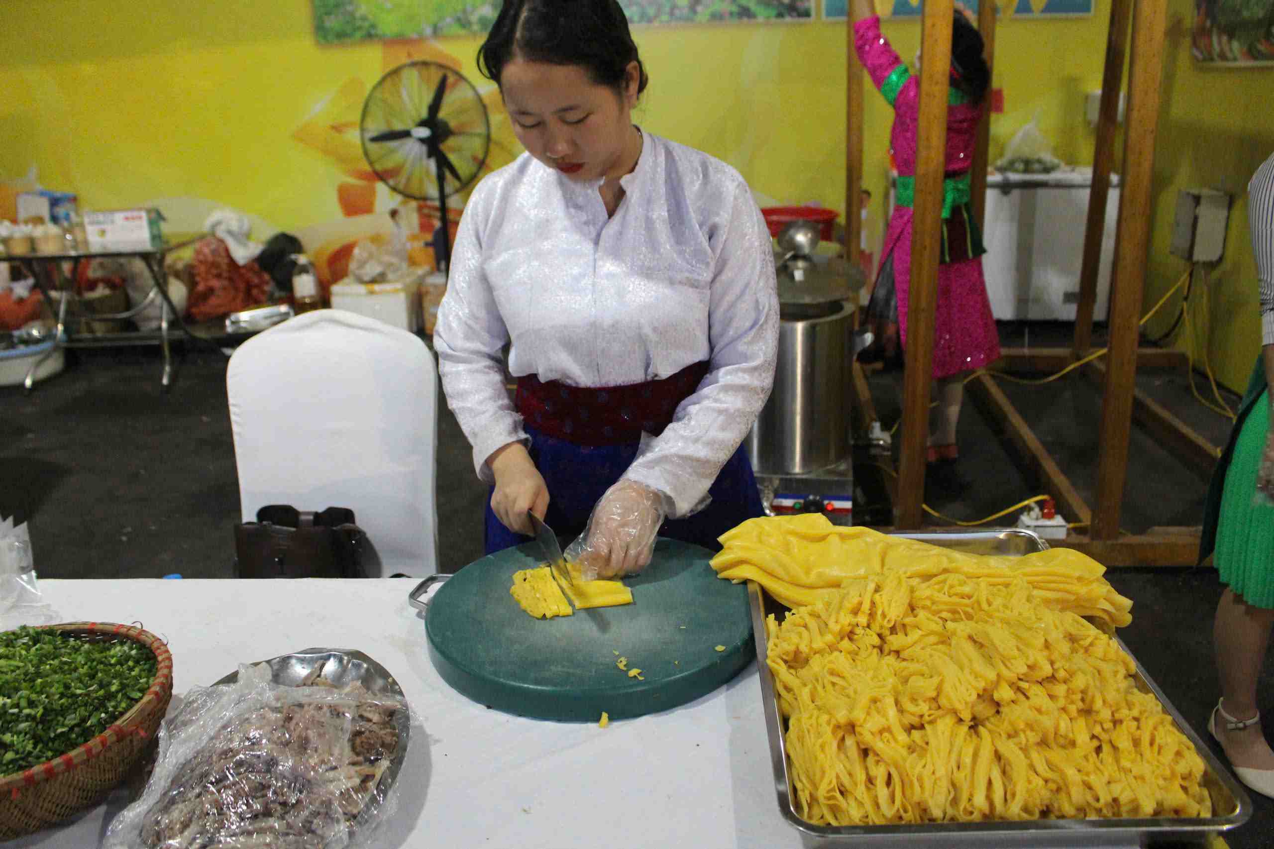 Pho ngo trang tay, phoi va thai truc tiep tai gian am thuc Tuyen Quang. Anh: Le Tuyen