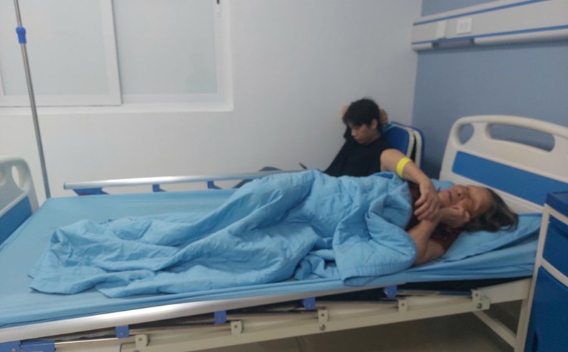 La Sra. Phan Thi To Nga (82 años) fue agredida por un vecino causando lesiones y tuvo que ser hospitalizada para recibir tratamiento. Foto: Ngoc Anh
