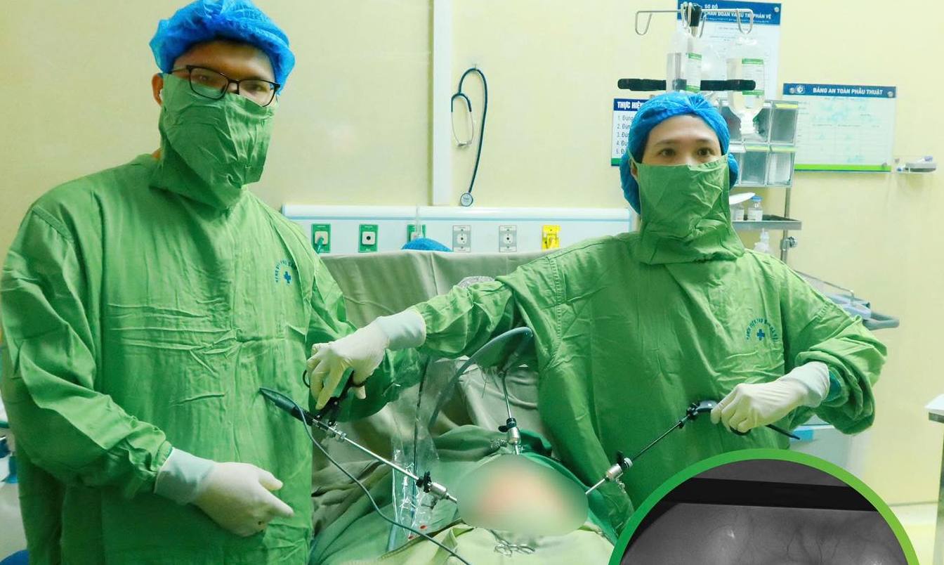 의사들이 9세 환자의 난소 낭종을 수술하고 있습니다. 사진: BVCC