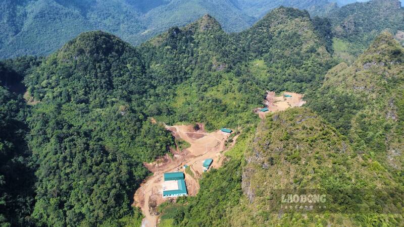 Cac nha xuong, cong trinh phu tro duoc Cong ty TNHH Ngoc Linh xay dung tai thon Phja Dam. Anh: Nhom PV