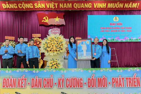 Ong Nguyen Phu Hoang - Chu tich Lien doan Lao dong tinh Lam Dong trao tang anh Bac Ho, lang hoa cho Dai hoi Cong doan phuong Tien Thanh. Anh: Duc Lam