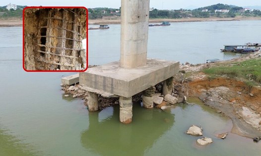 Cọc của trụ T3 - cầu sông Lô lộ trơ cốt thép. Ảnh: Tô Công.