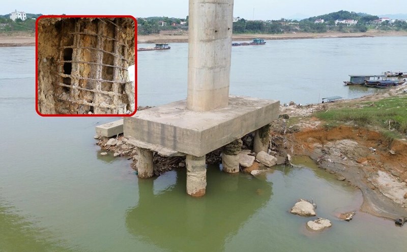 The piles of pillar T3 - Lo River bridge are bare of steel. Photo: To Cong.