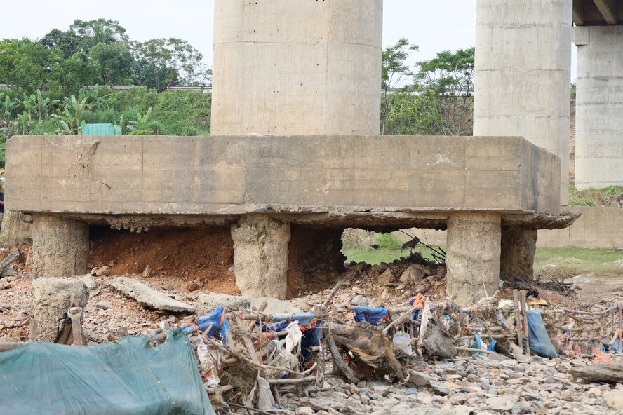 Lop dat duoi tru da bi xoi mon, nen thap hon tru. Anh: To Cong.