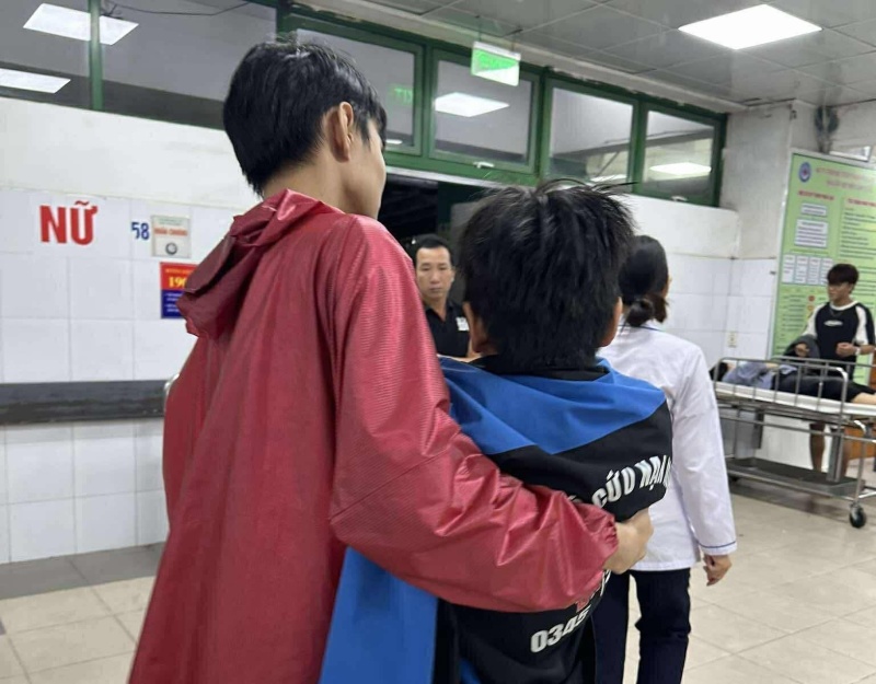 Nguoi don chau be, sau do dua vao vien kiem tra tinh hinh suc khoe. Anh: Truong An