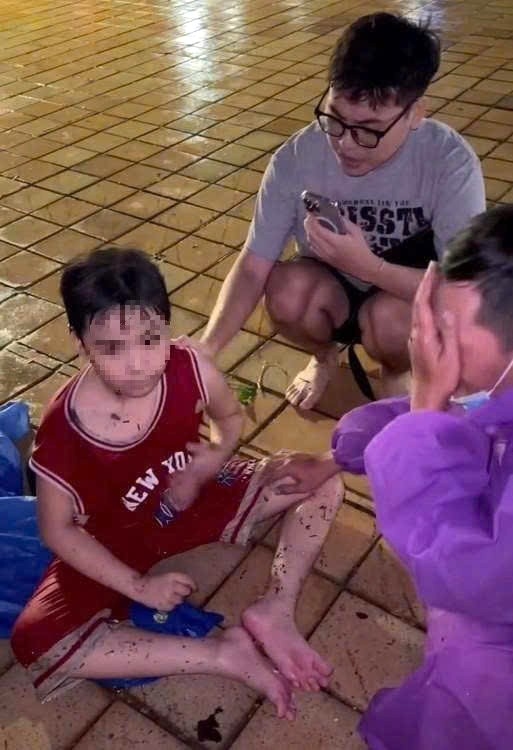 Tren nguoi be trai dinh nhieu rac go muc va dau hieu hoang loan sau khi duoc vot len duoi dong nuoc xiet, con nguoi lon cung trai qua phen thot tim. Anh: Truong An