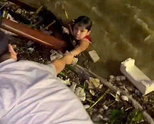 Phat hien chau be troi giua dong nuoc xiet duoi chan cau Rong Da Nang dem khuya, nguoi dan hop suc ung cuu. Anh: Truong An