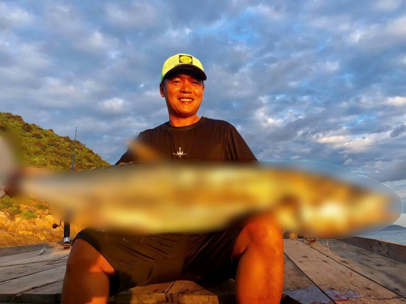 Anh Tuan ke lai voi PV Lao Dong su viec bat ngo phat hien va tham gia cuu chau be giua dem khuya. Anh: NVCC