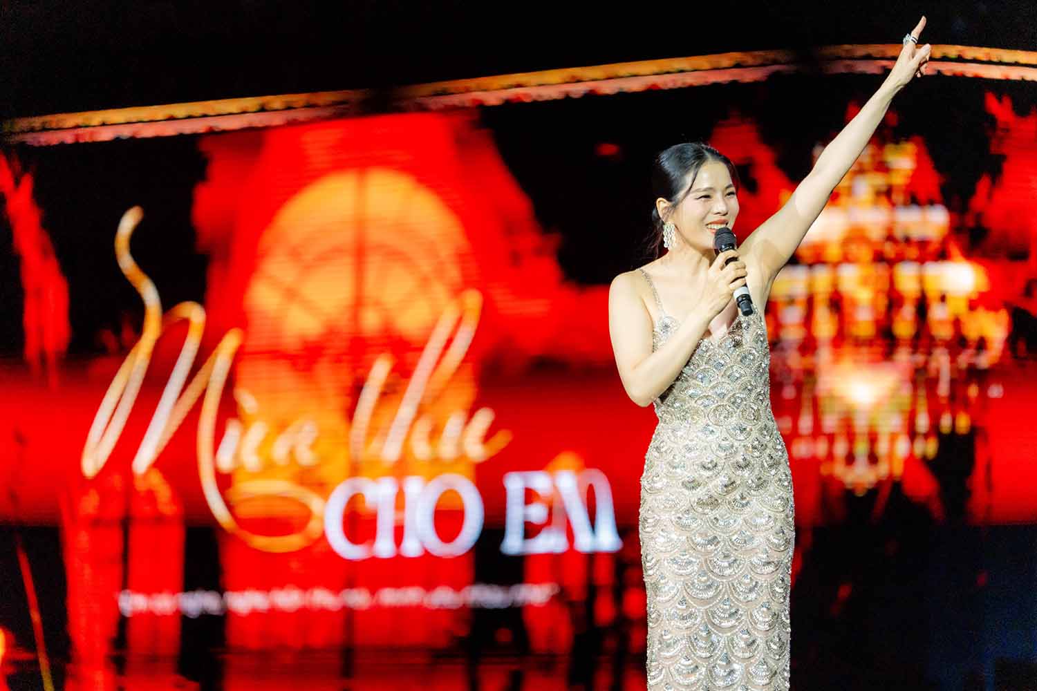 Le Quyen thang hoa cung nhung ban tinh ca trong dem nhac “Mua Thu Cho Em”. Anh: Danko.