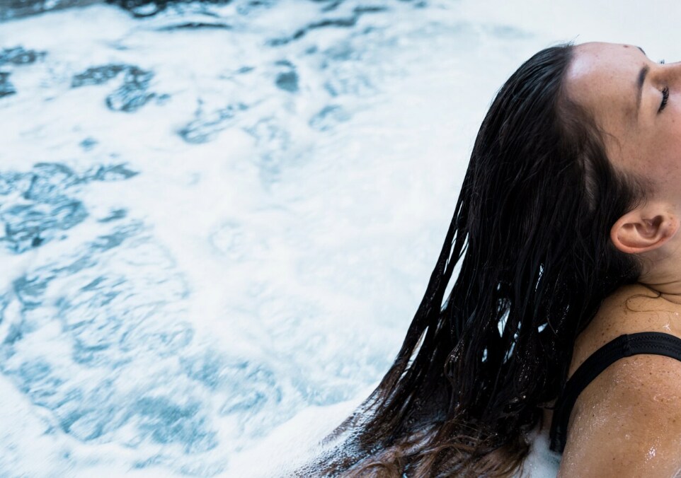 The trend of soaking in cold water is pursued by many people. Photo: Thuy Duong