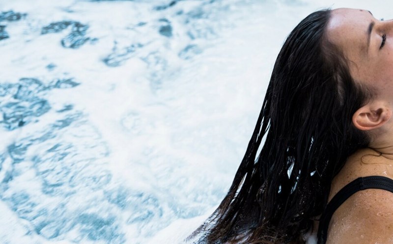 La tendencia de sumergirse en agua fria es perseguida por muchas personas. Foto: Thuy Duong