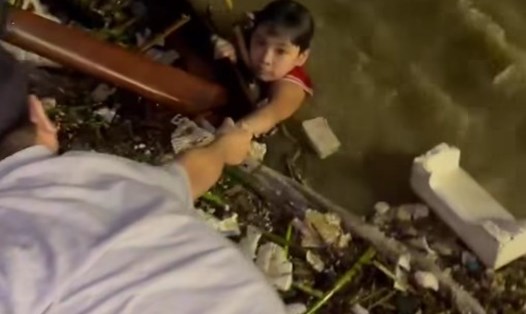 Thót tim cứu cháu bé trôi dưới dòng nước lũ sông Hàn, Đà Nẵng. Ảnh: Hoàng Bin