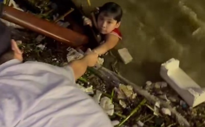 Heartbroken to save a child floating in the floodwaters of the Han River, Da Nang. Photo: Hoang Bin