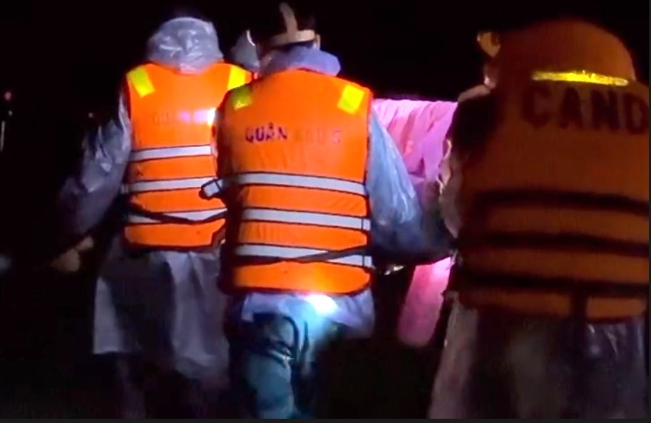 Khong dien, duong bi sat lo, luc luong chuc nang xa Tra Tan, Da Nang xuyen dem khieng cang cuu 3 nguoi dan nguy kich. Anh: Truong An
