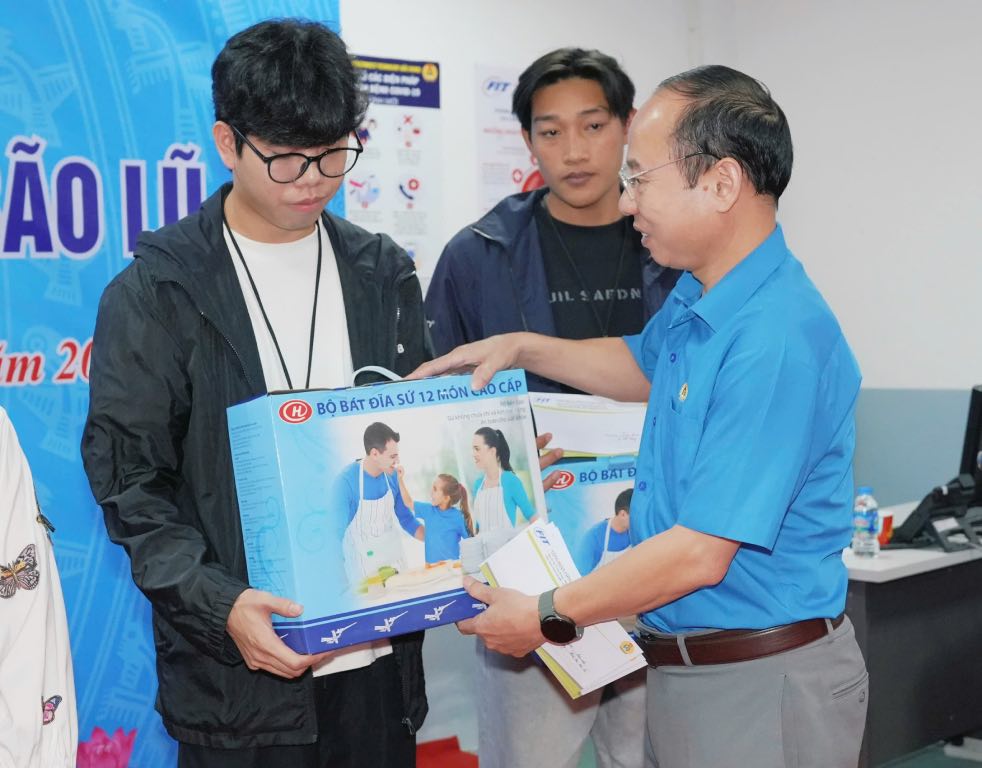 Mr. Le Duc Tho - Vice Chairman of the Bac Ninh Provincial Federation of Labor presented support to union members and workers. Photo: Nguyen Huyen