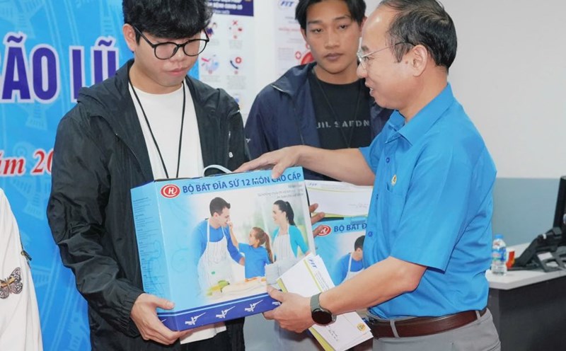 Mr. Le Duc Tho - Vice Chairman of the Bac Ninh Provincial Federation of Labor presented support to union members and workers. Photo: Nguyen Huyen