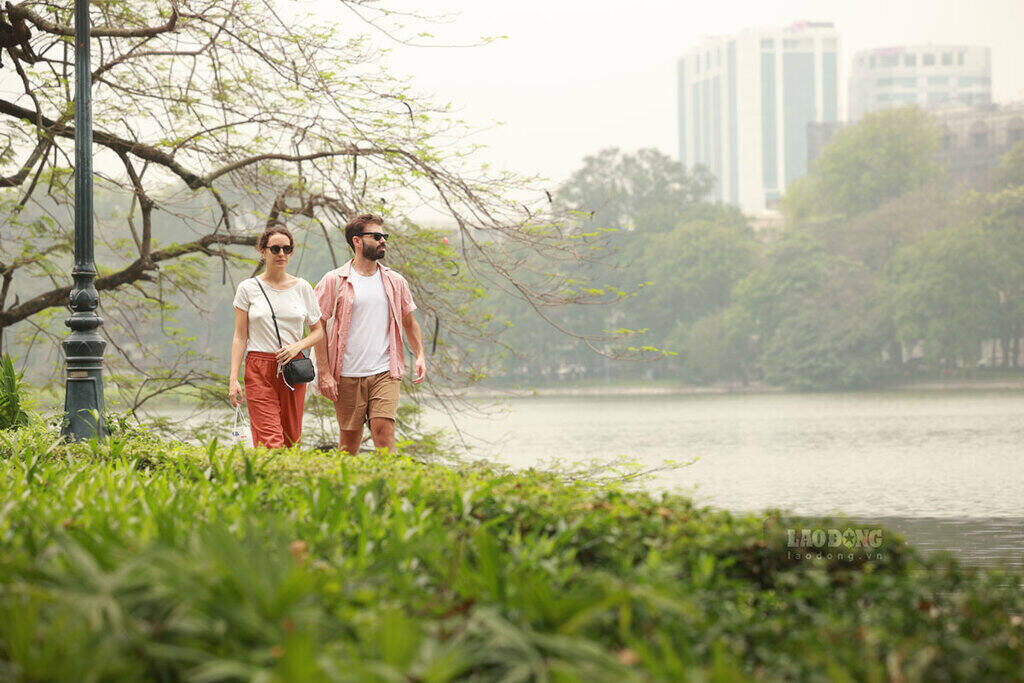 Hanoi weather forecast will change to thunderstorms, cloudy weather due to strong cold air from the afternoon of October 30. Photo: Hai Nguyen