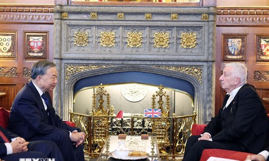 Tổng Bí thư Tô Lâm hội kiến Chủ tịch Hạ viện Anh Lindsay Hoyle. Ảnh: TTXVN