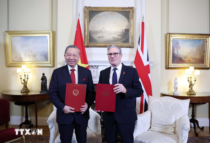 General Secretary To Lam and Prime Minister of the United Kingdom and Northern Ireland Keir Starmer presented a Joint Statement on upgrading Vietnam - UK relations to a Comprehensive Strategic Partnership. Photo: VNA
