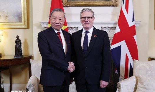 Thủ tướng Liên hiệp Vương quốc Anh và Bắc Ireland Keir Starmer và Tổng Bí thư Tô Lâm. Ảnh: TTXVN