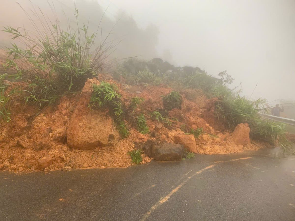 Sat lo khien dat da do xuong, phu kin mat duong deo Dai Ninh. Anh: Duy Tuan 