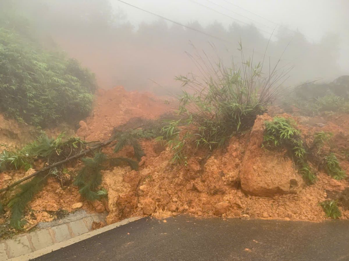 Dat da tu tren suon doi do xuong duong. Anh: Duy Tuan 