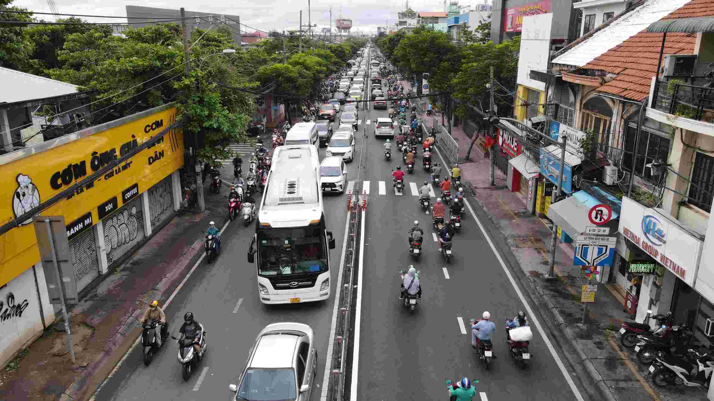 ホーチミン市中心部に向かうグエンタットタン通りで渋滞。写真：トゥーさん