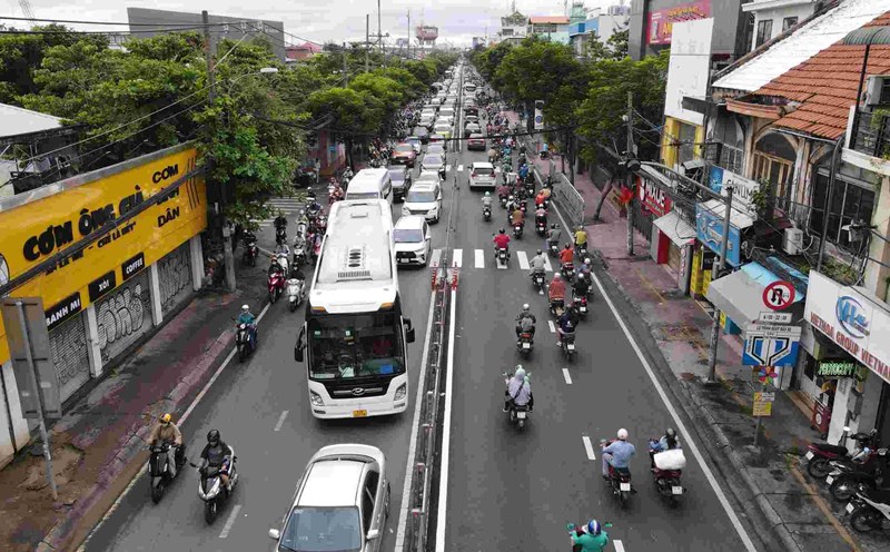 Traffic jam on Nguyen Tat Thanh Street towards the center of Ho Chi Minh City. Photo: Anh Tu
