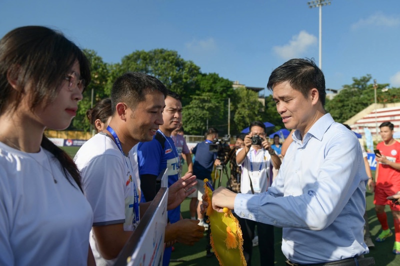 Dong chi Ngo Duy Hieu tang co luu niem cho cac doi bong tham du giai. Anh: Nam Tran