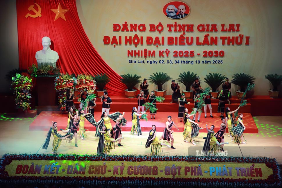 Tiet muc nghe thuat chao mung Dai hoi. Anh: Hoai Phuong