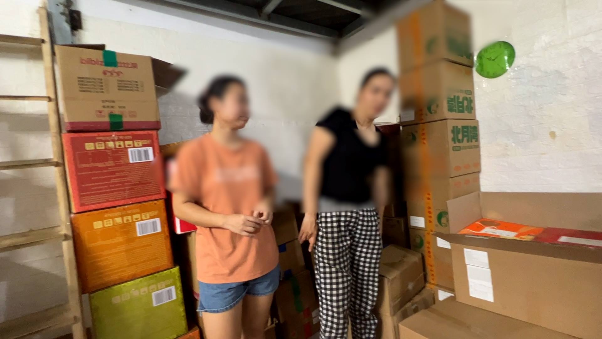 Linh va nhan vien dang quang cao voi PV cac san pham ban tai cua hang. Anh: Nhom PV