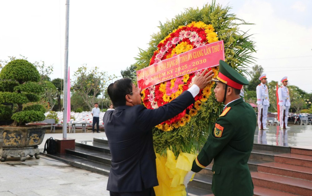 An Giang Provincial Party Secretary Nguyen Tien Hai led the delegation to visit and offer incense at the Provincial Martyrs' Cemetery on the occasion of the 1st Provincial Party Congress, term 2025 - 2030. Photo: Tien Dung