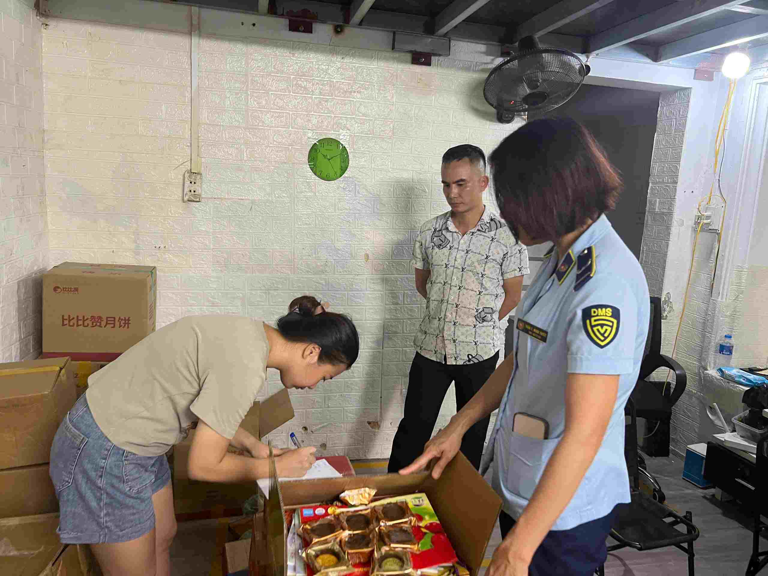 Checking and temporarily detaining China's inland moon cake warehouse after Lao Dong's reflection