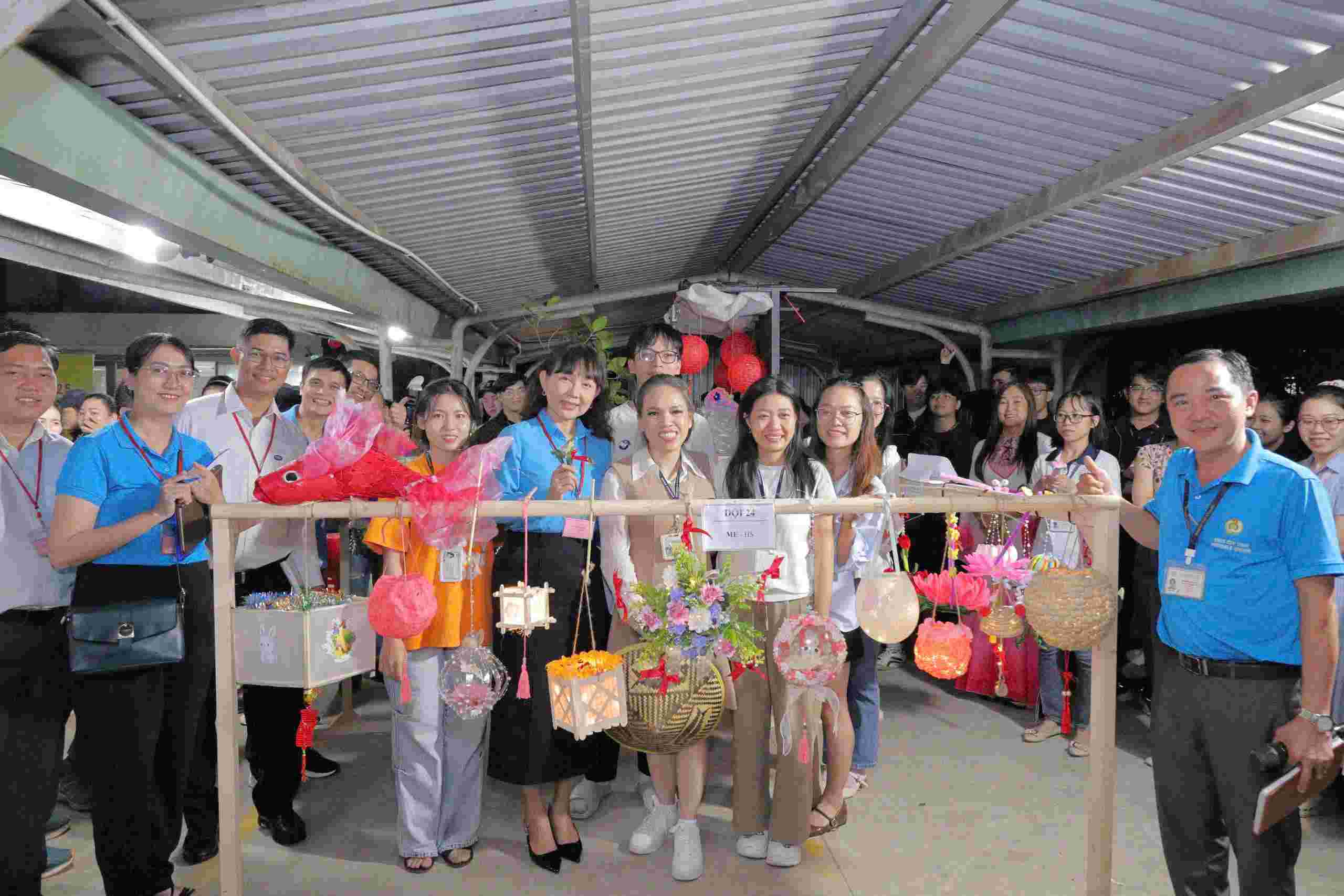 Ban to chuc cham diem.  Anh: CDCS Cung cap