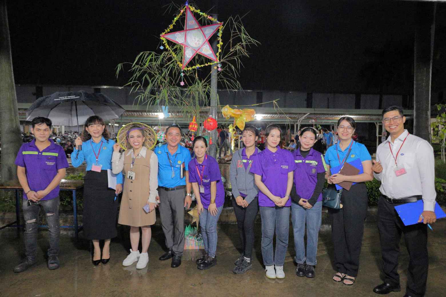 Nguoi lao dong cung nhau lam long den thu thu. Anh: CDCS Cung cap