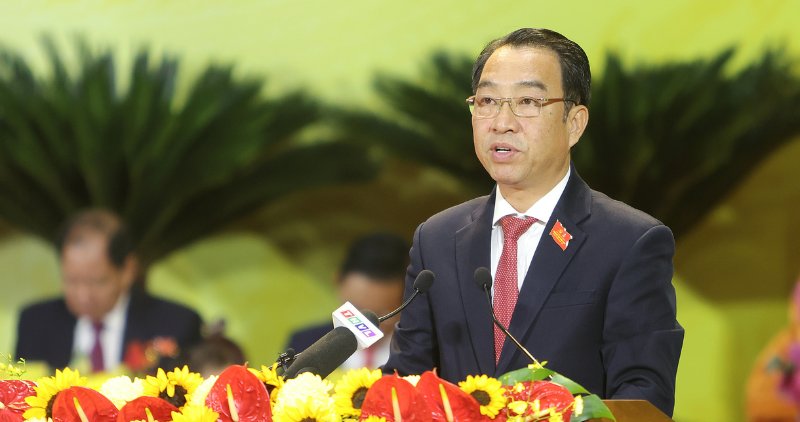 Chairman of the People's Committee of Lu Quang Ngoi province presented a summary report for the 2020 - 2025 term at the 1st Congress of the Vinh Long Provincial Party Committee. Photo: Phong Linh