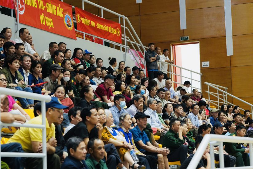 많은 관중들이 전국 배구 선수권 대회를 보기 위해 경기장에 입장할 티켓을 기꺼이 구매했습니다. 사진: VFV