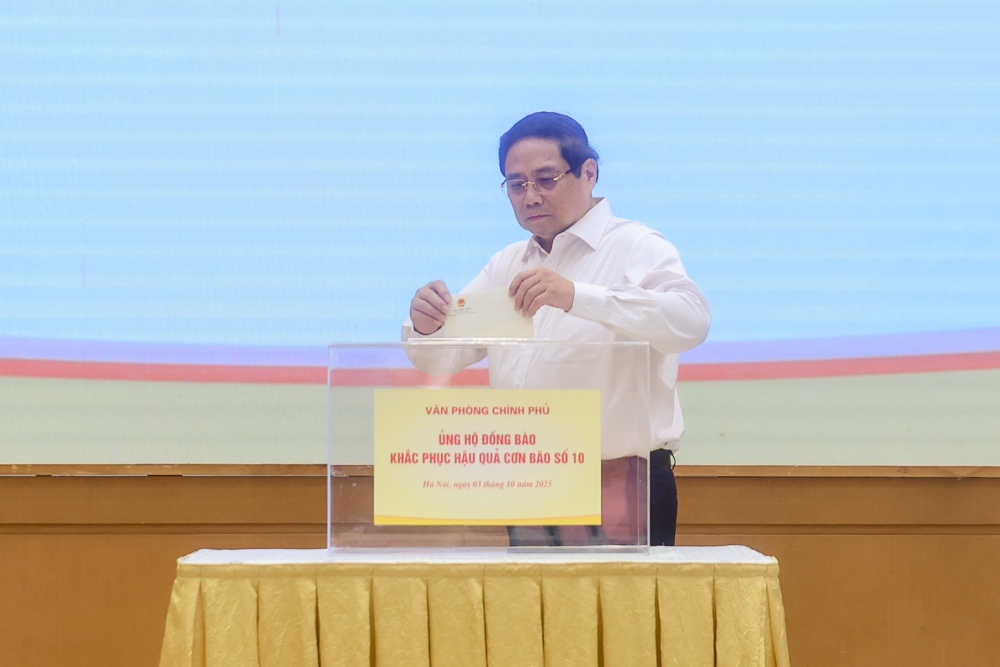 Prime Minister Pham Minh Chinh participated in donating and supporting people affected by storm No. 10. Photo: VGP/Nhat Bac
