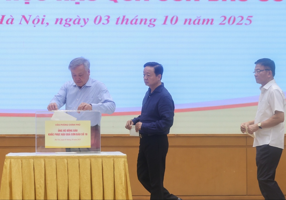 Pho Thu tuong Thuong truc Chinh phu Nguyen Hoa Binh, Pho Thu tuong Chinh phu Tran Hong Ha, Pho Thu tuong Chinh phu Le Thanh Long tham gia quyen gop, ung ho dong bao bi thiet hai do con bao so 10 gay ra. Anh: VGP/Nhat Bac