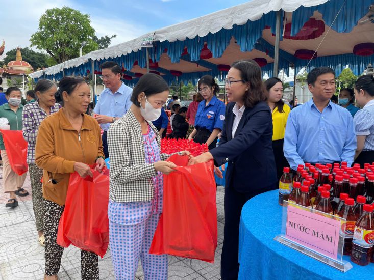 2025年9月12日、タンヒエップ区の困難な状況にある住民と労働者向けの0円市場。写真:ディン・チョン