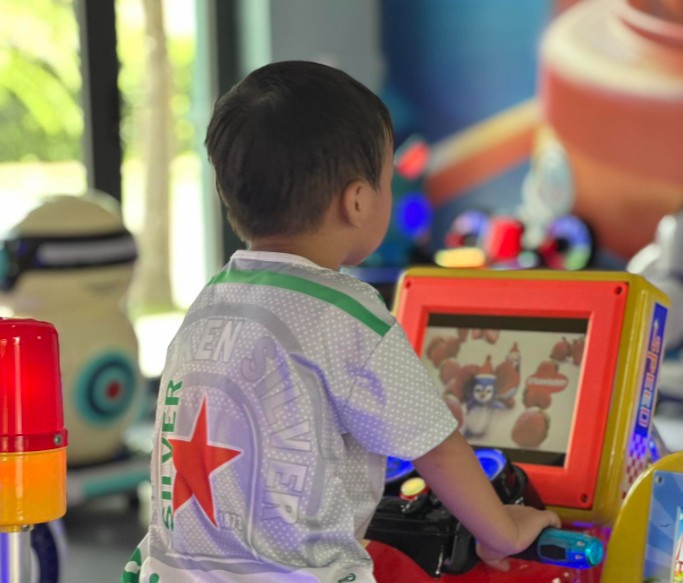 Parents should participate in many useful activities with young children on the weekend. Photo: Huu Tu