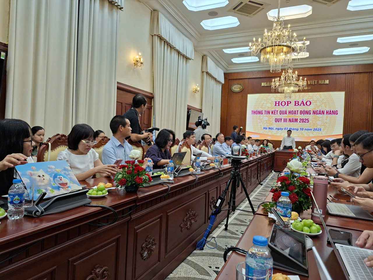 Lors de la conference de presse du troisieme trimestre 2025 de la NHNN les dirigeants de cet organisme ont declare que l'encours de la dette de credit de l'ensemble de l'economie a atteint 17 71 millions de milliards de dongs. Photo : Luc Giang