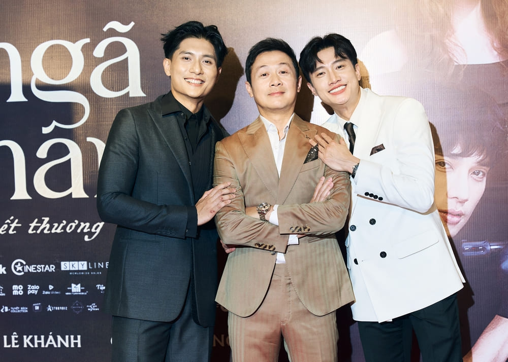 Quoc Truong happily took a souvenir photo with MC Anh Tuan and actor Lam Bao Chau. Photo: Character provided