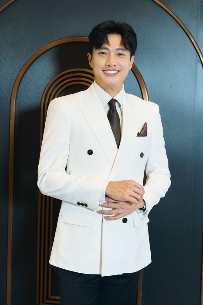 Quoc Truong thanh lich trong buoi gioi thieu phim “Chi nga em nang” tai Ha Noi. Anh: Nhan vat cung cap