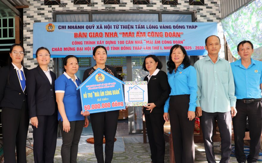 Huynh Thi Tuyet Vui 여사(오른쪽에서 세 번째)가 어려운 노동자를 위한 성 당위원회 대표자 대회 환영 노동조합의 집 전달식에서. 사진: Thanh Mai
