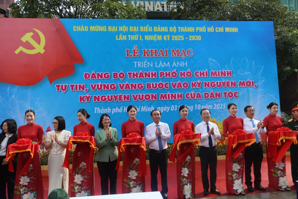 Le cat bang khai mac trien lam “Dang bo TP.HCM: Tu tin, vung vang buoc vao ky nguyen moi”. Anh: Anh Tu