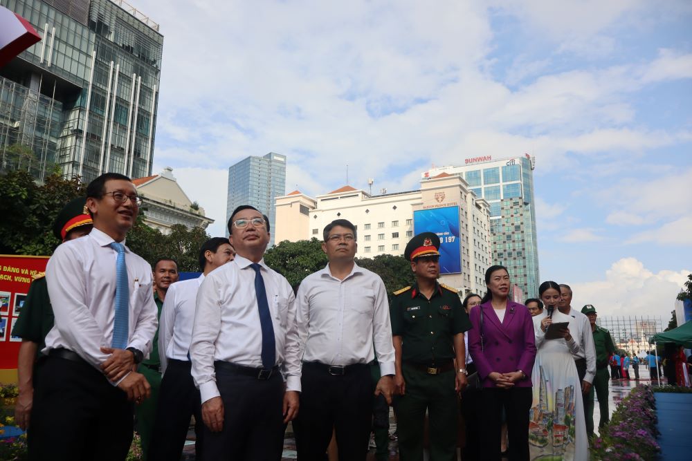 Lanh dao Thanh pho tham quan trien lam tai pho di bo Nguyen Hue. Anh: Anh Tu 