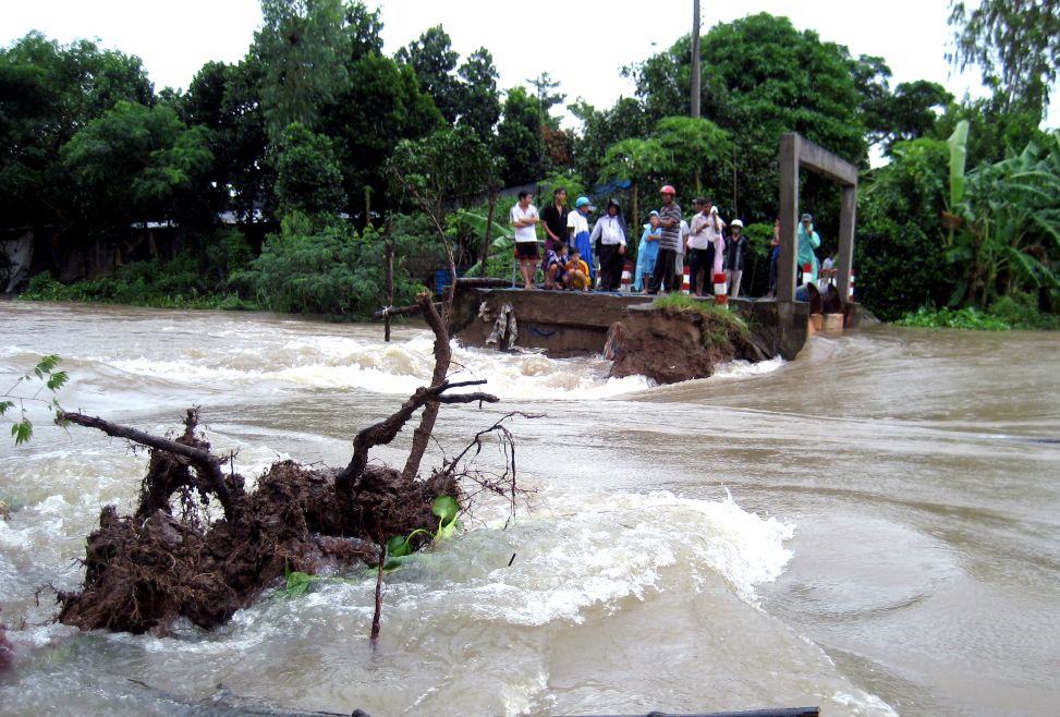 Mot tuyen duong vung dau nguon tinh An Giang bi lu nam 2011 gay sat lo. Anh: Thanh Mai